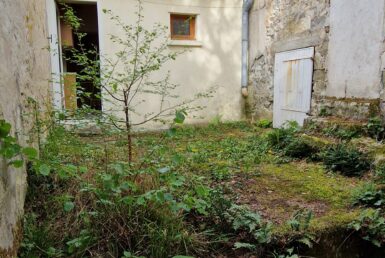 Exlusivité Peronnet Immobilier maisonnette avec cour